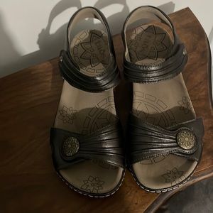 Taos Escape Sandal Size 8 Brand New.